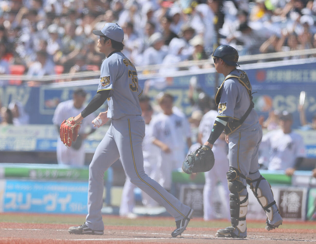 ロッテ対阪　5回裏ロッテ2死一、二塁、和田康士朗に同点の適時打を許した才木浩人（左）（撮影・藤尾明華）＝2026年5月31日、ZOZOマリンスタジアム