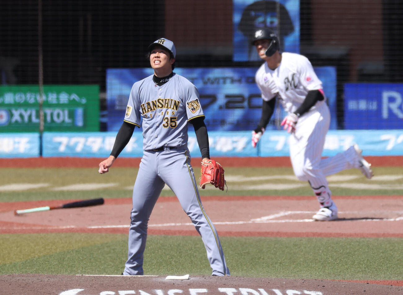 ロッテ対阪神　5回裏ロッテ2死、ソトに二塁打を浴びる才木浩人（撮影・河田真司）
