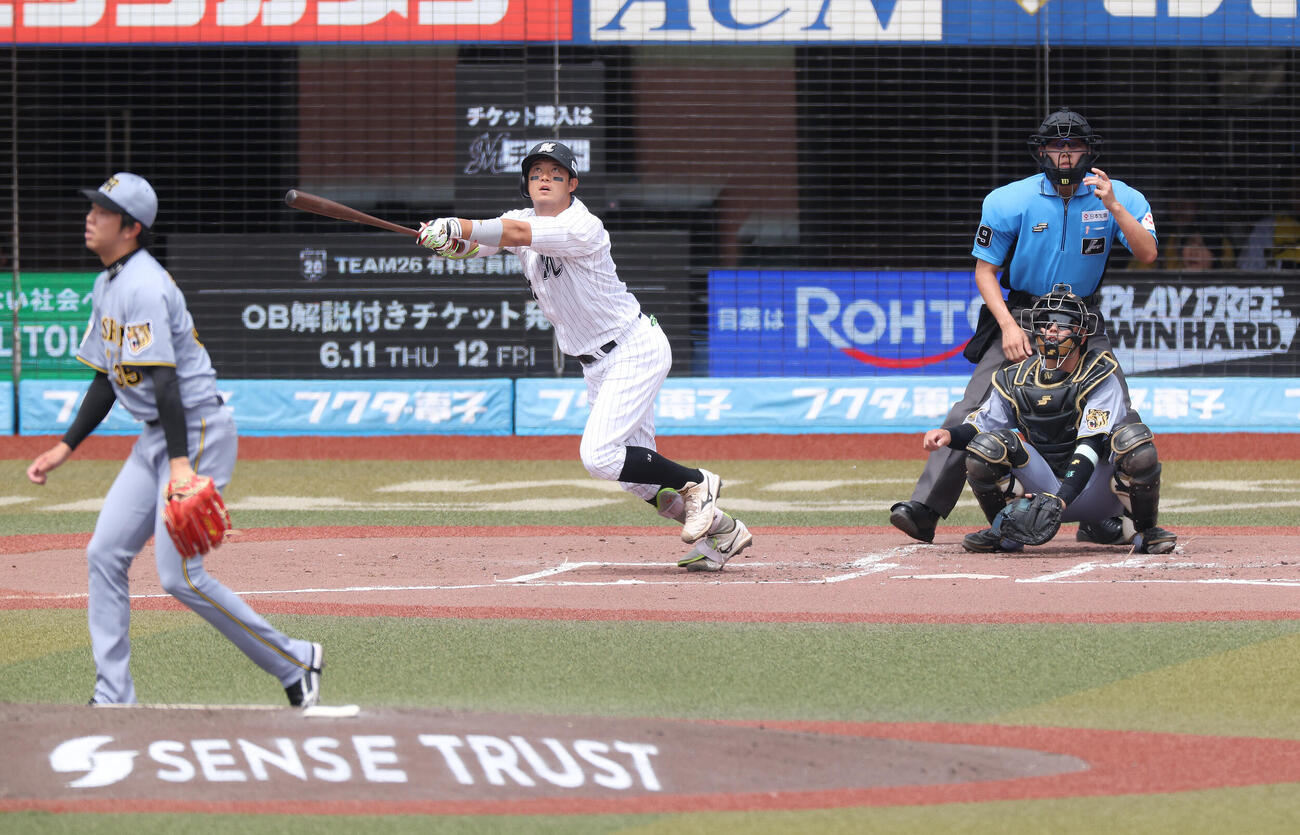 ロッテ対阪神　2回裏ロッテ無三塁死、犠飛を放つ佐藤都志也。投手才木浩人（撮影・河田真司）