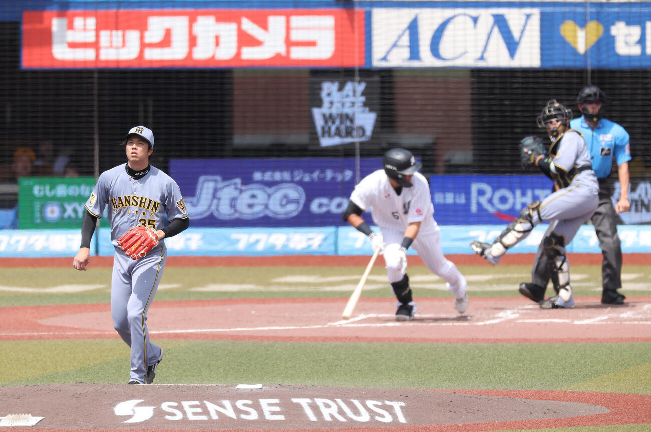 ロッテ対阪神　3回裏ロッテ無死、安田尚憲を空振り三振に抑える才木浩人（撮影・河田真司）