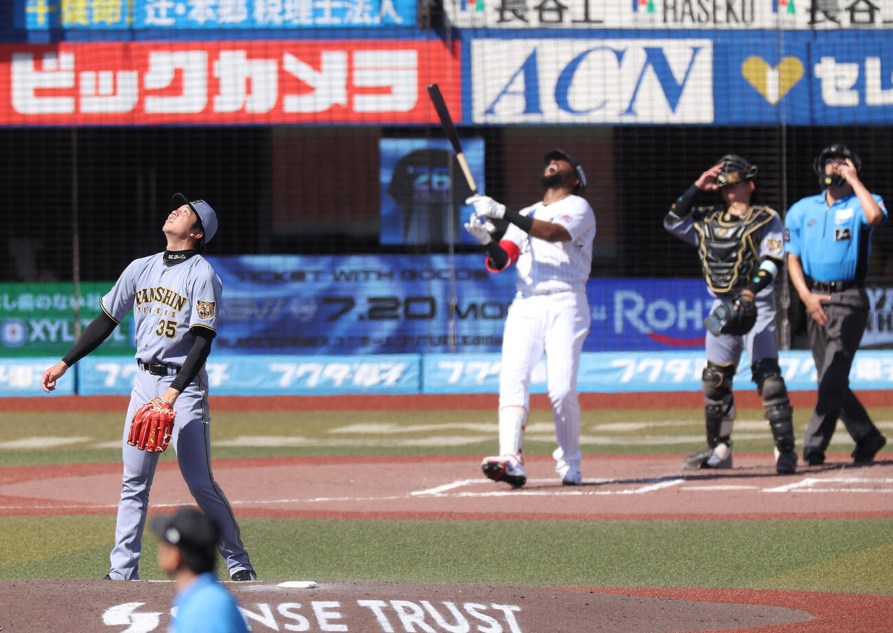 ロッテ対阪神　6回裏ロッテ2死一、三塁、ポランコを右飛に抑える才木浩人（撮影・河田真司）
