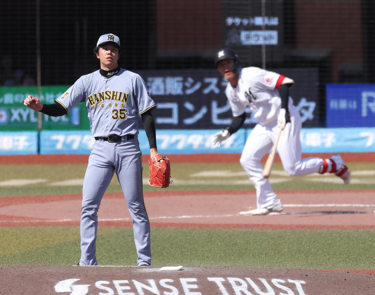ロッテ対阪神　6回裏ロッテ無死一塁、西川史礁に中前打を浴びる才木浩人（撮影・河田真司）