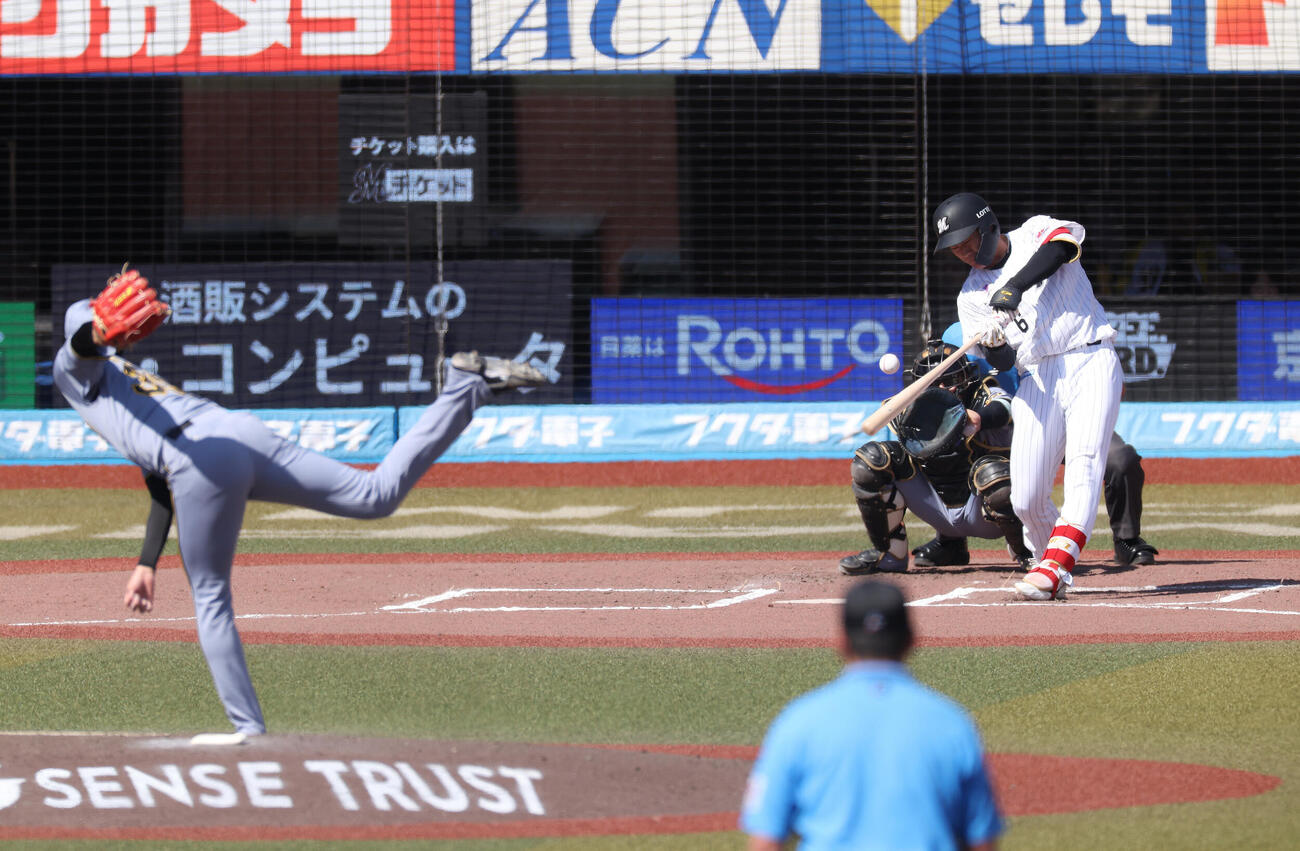 ロッテ対阪神　6回裏ロッテ無死一塁、中前打を放つ西川史礁。投手才木浩人（撮影・河田真司）