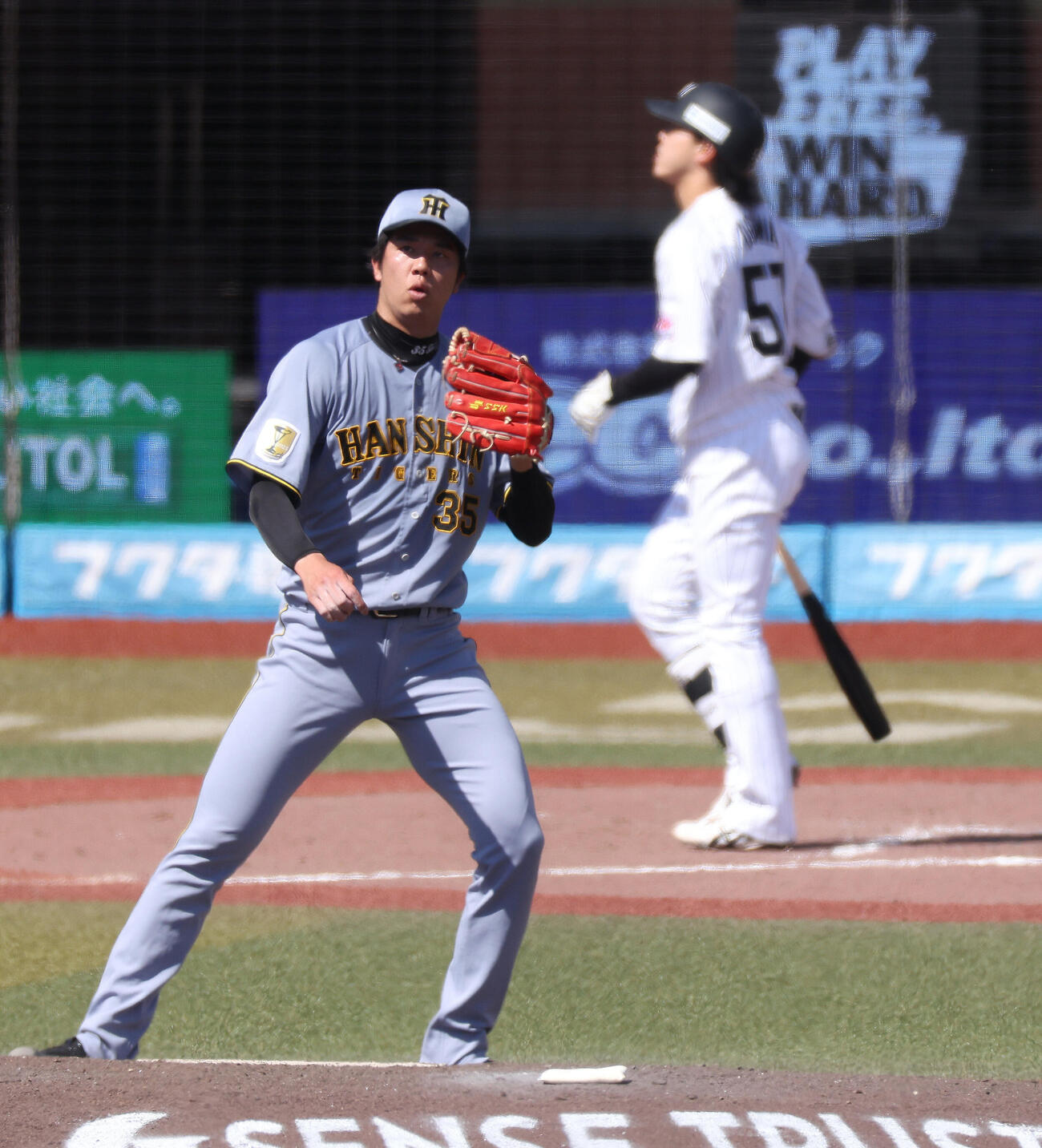 ロッテ対阪神　5回裏ロッテ2死一、三塁、小川龍成を空振り三振に抑える才木浩人（撮影・河田真司）