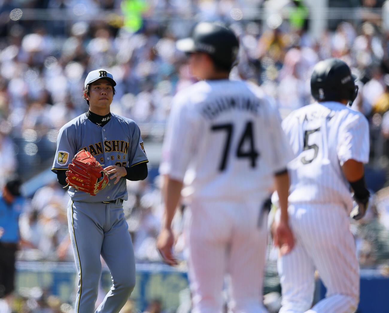 ロッテ対阪　5回を終え、ベンチに戻る阪神才木浩人（撮影・藤尾明華）＝2026年5月31日、ZOZOマリンスタジアム