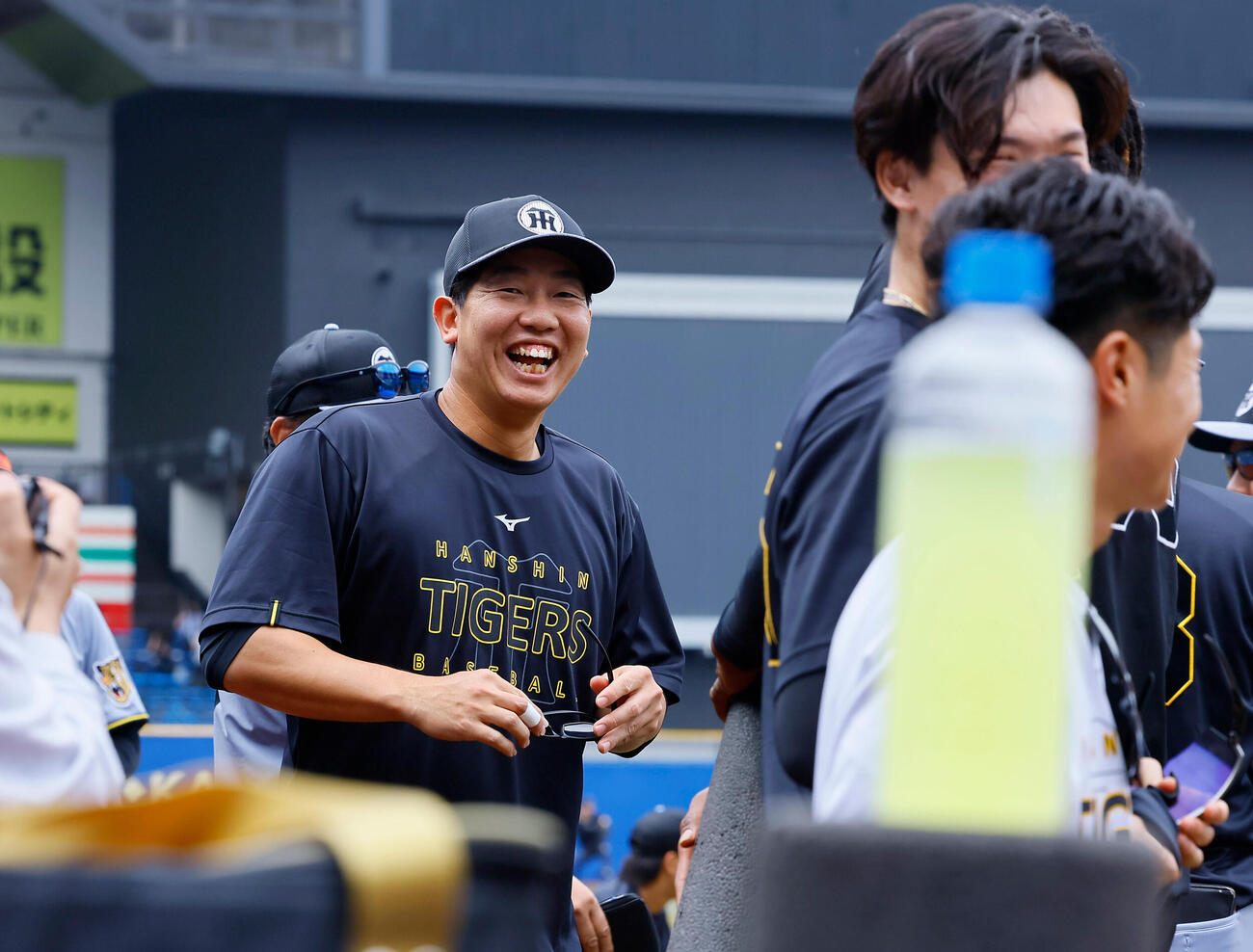 ロッテ対阪　円陣で笑顔を見せる阪神畠世周（撮影・藤尾明華）