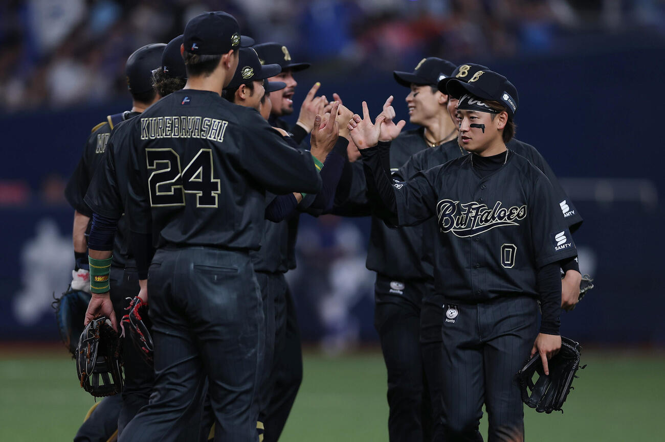 オリックス対中日　中日に勝利しタッチを交わすオリックスの選手たち（撮影・前田充）