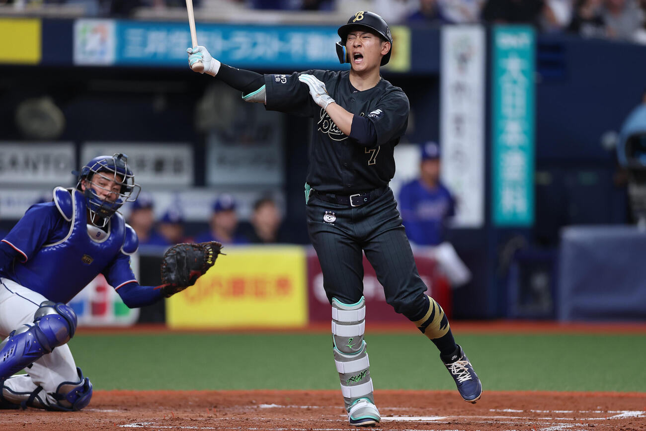 オリックス対中日　3回裏オリックス2死三塁、空振り三振に倒れた西川龍馬（撮影・前田充）