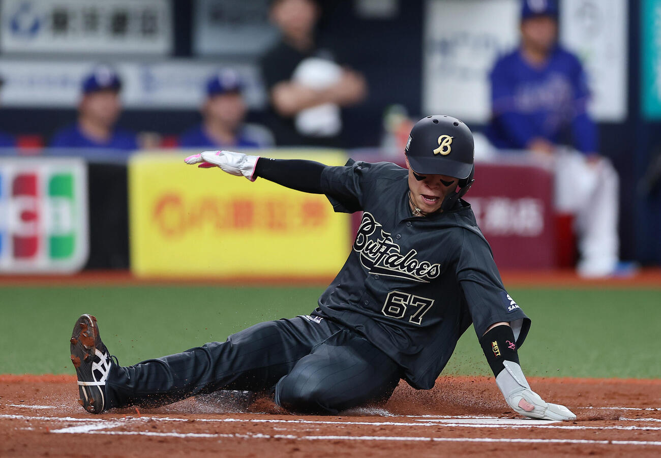 オリックス対中日　1回裏オリックス無死一、二塁、紅林弘太郎の適時打で生還する中川圭太（撮影・前田充）