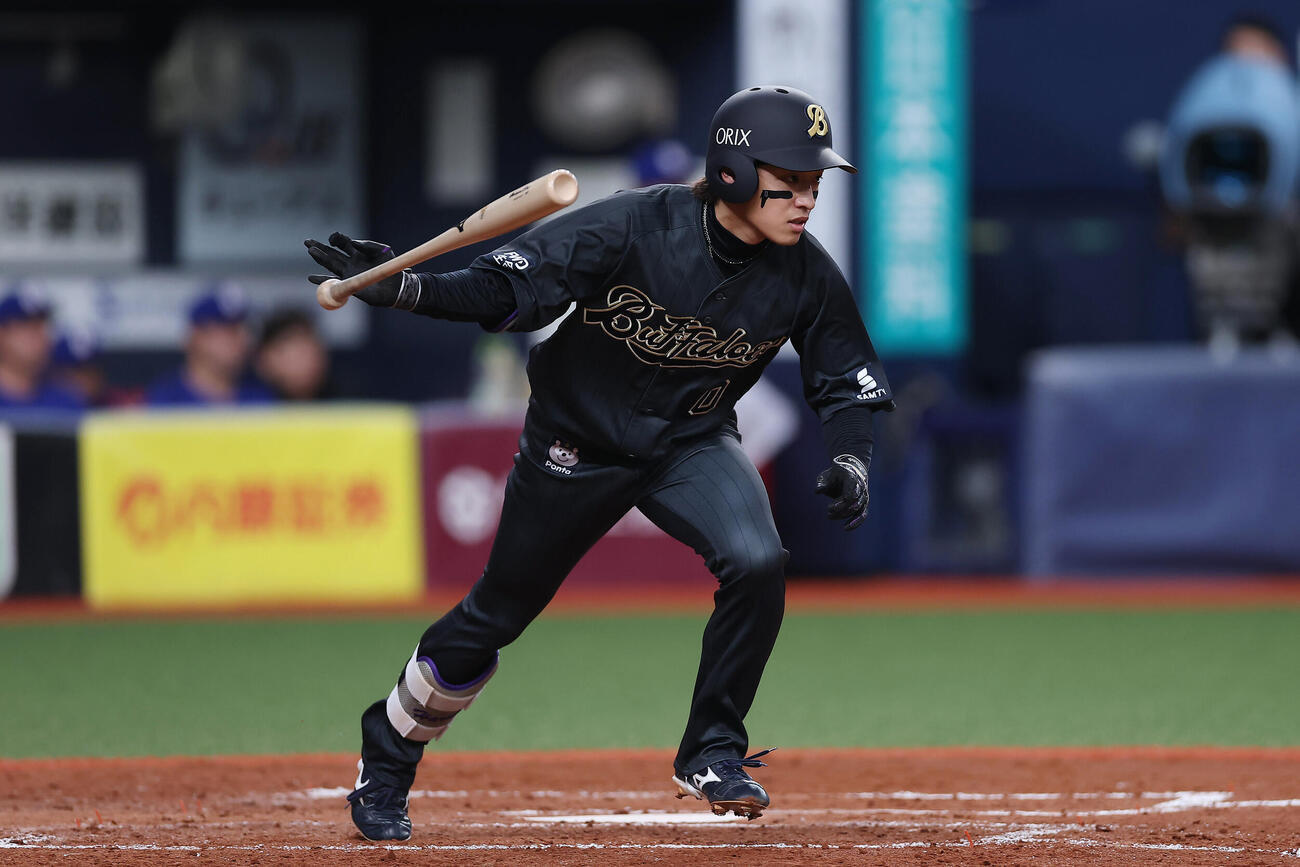 オリックス対中日　3回裏オリックス1死、右前打を放つ渡部遼人（撮影・前田充）