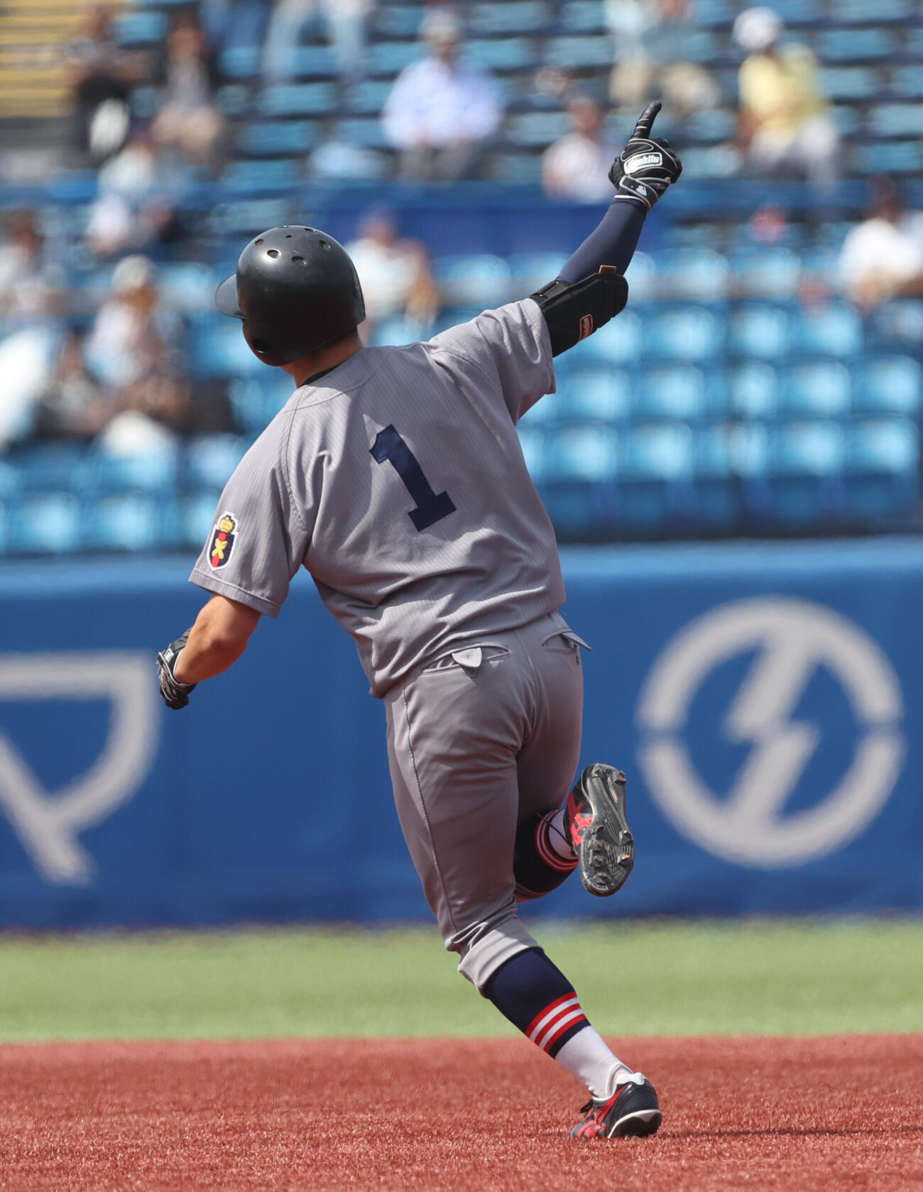6大学野球　早大対慶大　6回裏慶大無死、小原大和は本塁打を放ちガッツポーズする（撮影・柴田隆二）（＝2026年6月1日）