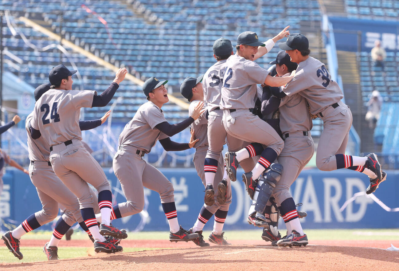 6大学野球　早大対慶大　優勝し喜び合う慶大ナイン（撮影・柴田隆二）（＝2026年6月1日）