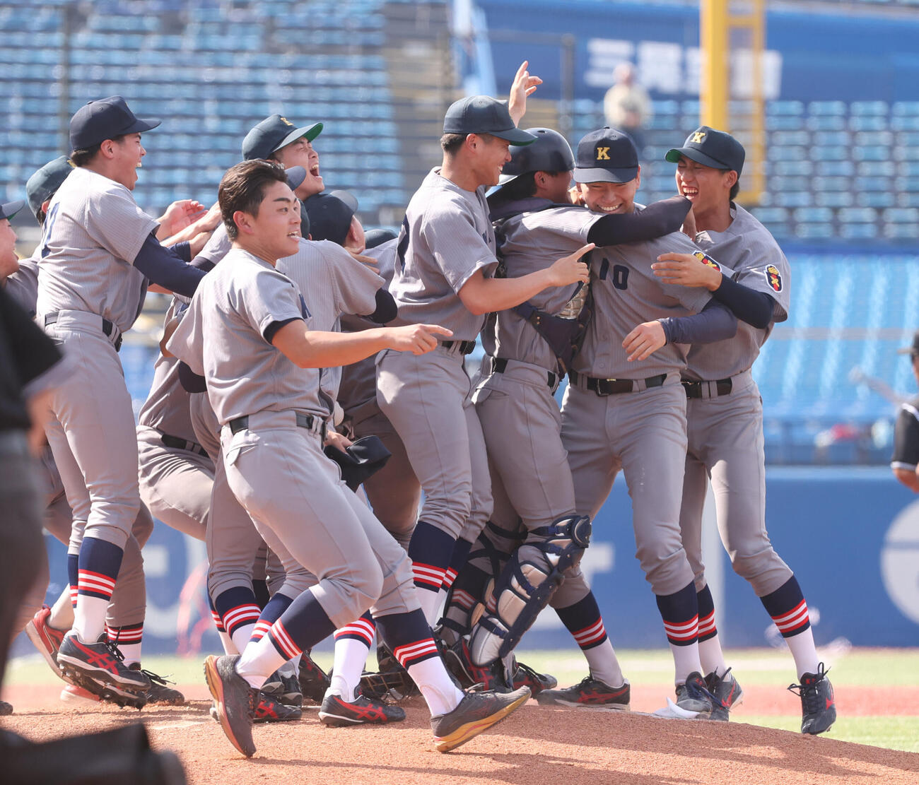 6大学野球　早大対慶大　優勝し喜び合う慶大ナイン（撮影・柴田隆二）（＝2026年6月1日）