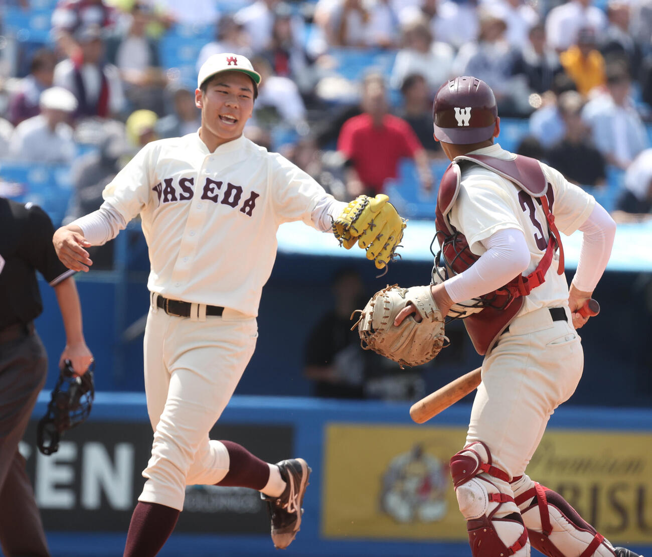 6大学野球　早大対慶大　3回から登板した早大・安田虎汰郎(左)はピンチを抑え大越塁捕手とハイタッチする（撮影・柴田隆二）