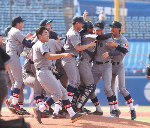 6大学野球 早大対慶大 優勝し喜び合う慶大ナイン(撮影・柴田隆二)(=2026年6月1日)
