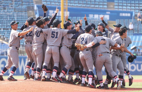 6大学野球 早大対慶大 優勝し喜び合う慶大ナイン(撮影・柴田隆二)(=2026年6月1日)