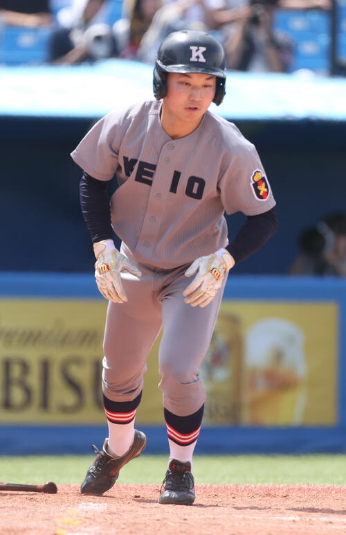 6大学野球 早大対慶大 2回裏慶大1死満塁、横地広太は押し出し四球を選ぶ(撮影・柴田隆二)