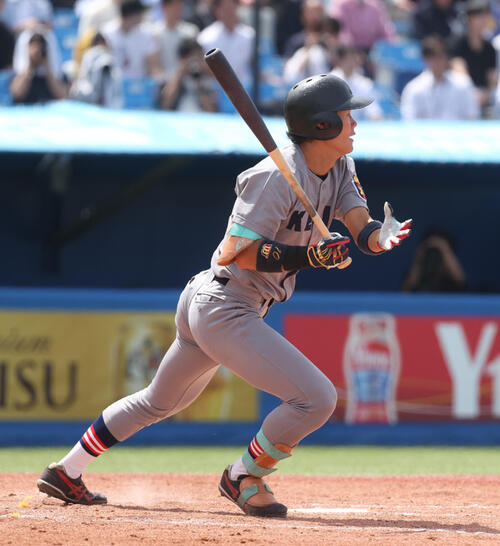 6大学野球 早大対慶大 3回裏慶大2死、今津慶介は二塁打を放つ(撮影・柴田隆二)(=2026年6月1日)