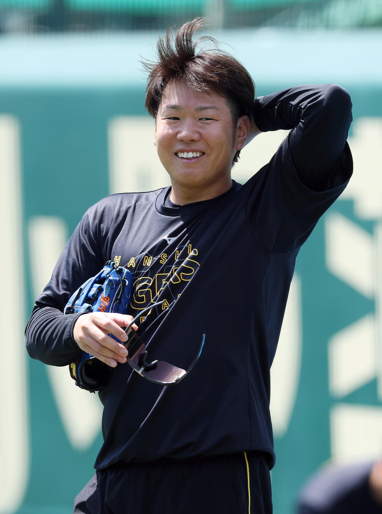 投手指名練習で笑顔を見せる阪神西勇輝（撮影・前田充）