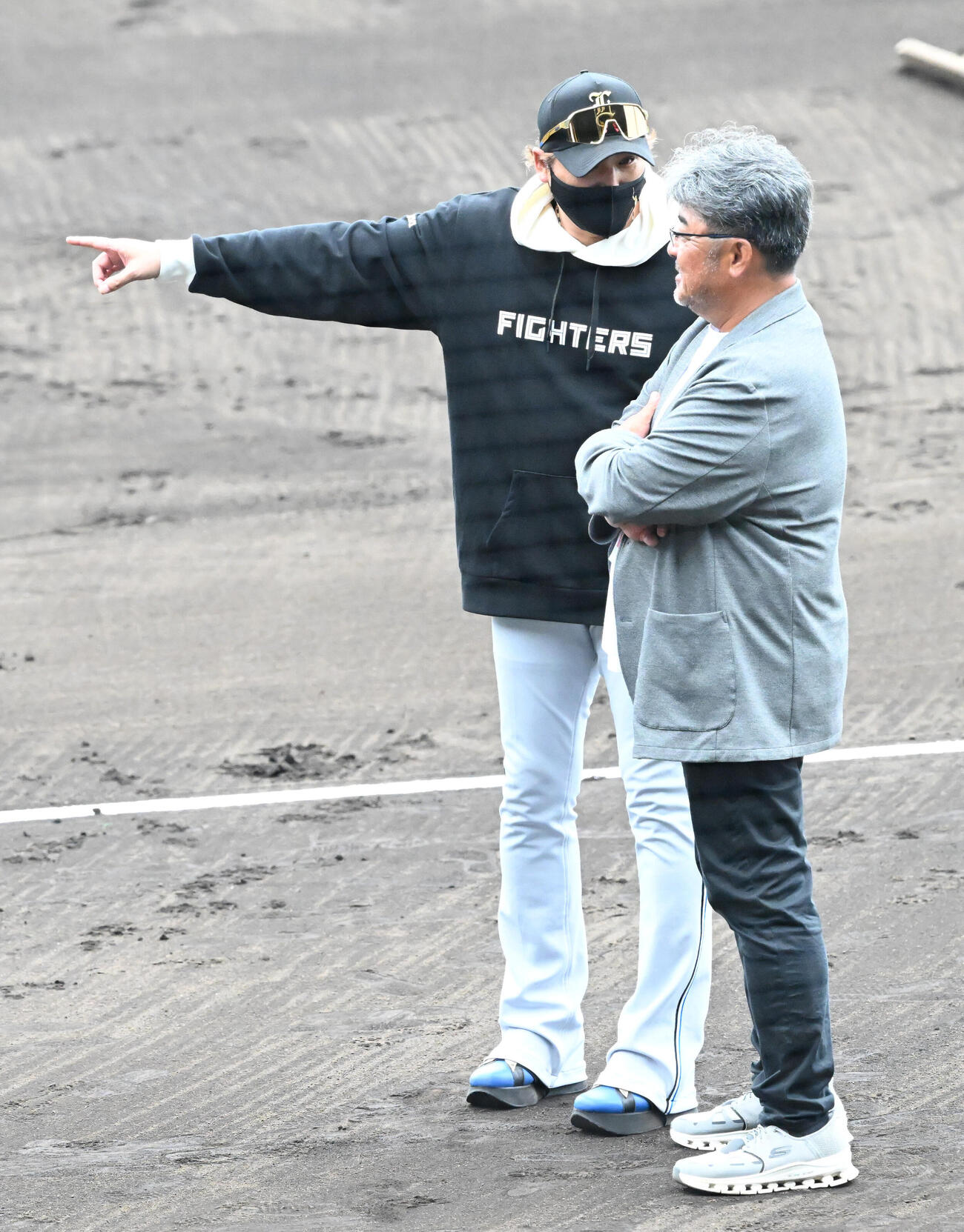 阪神対日本ハム　笑顔で話す亀山努氏（右）と日本ハム新庄剛志監督（2026年5月撮影）