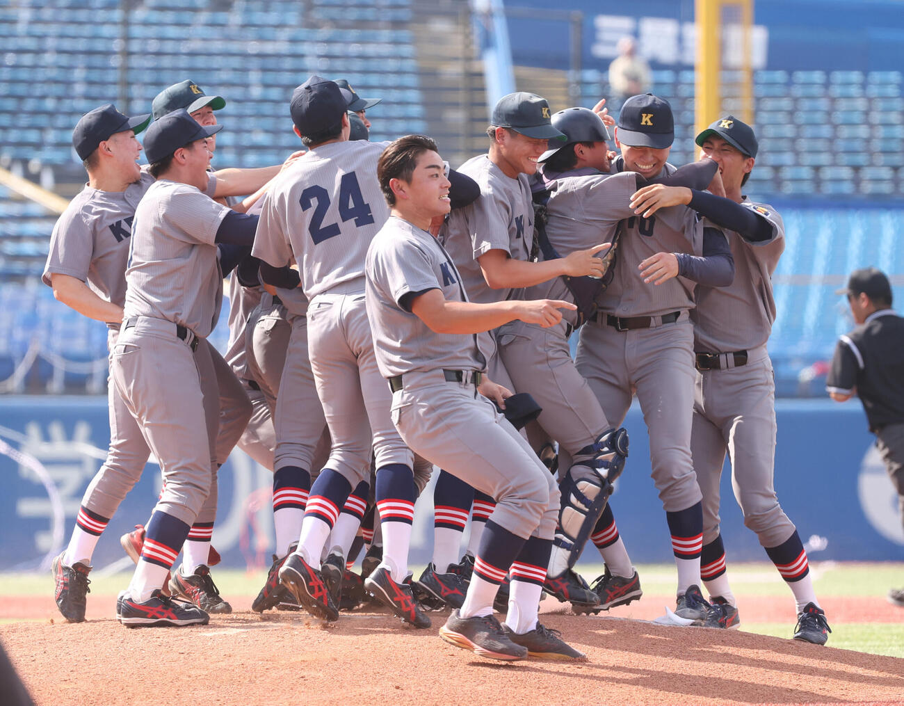 6大学野球　早大対慶大　優勝し喜び合う慶大ナイン（撮影・柴田隆二）（＝2026年6月1日）