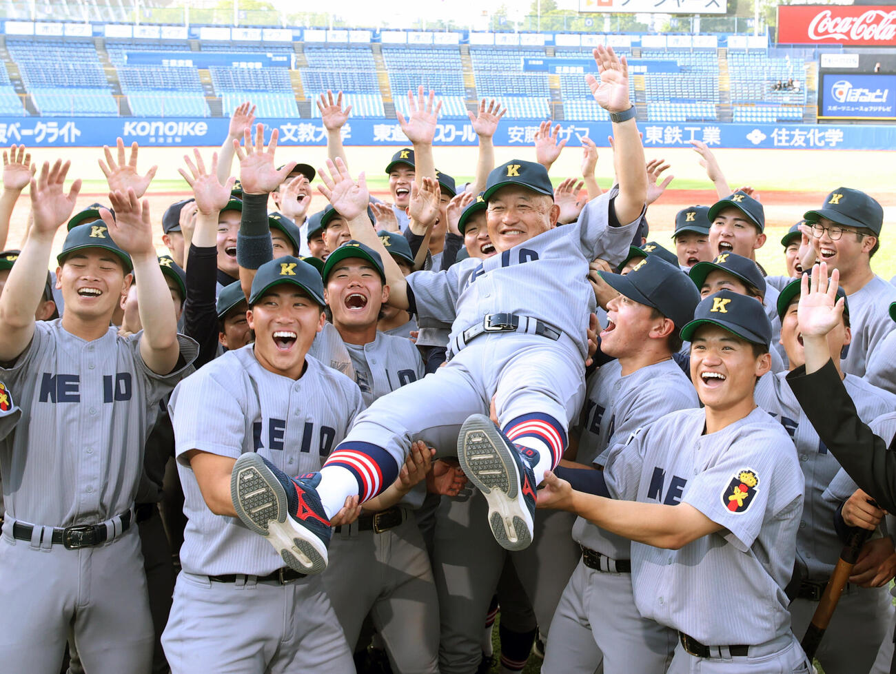6大学野球　早大対慶大　優勝した慶大ナインは慶大・堀井哲也監督を胴上げする（撮影・柴田隆二）（＝2026年6月1日）