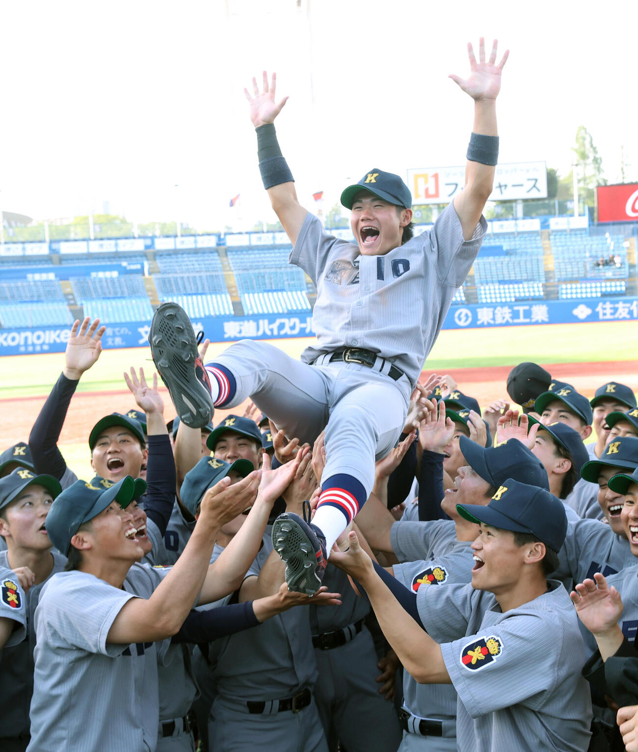 6大学野球　早大対慶大　優勝した慶大ナインは慶大・今津慶介主将を胴上げする（撮影・柴田隆二）（＝2026年6月1日）