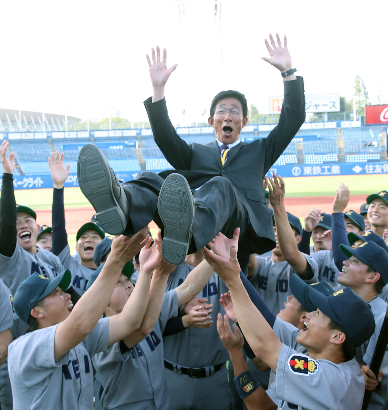6大学野球　早大対慶大　優勝した慶大ナインは慶大・上田和明コーチを胴上げする（撮影・柴田隆二）（＝2026年6月1日）