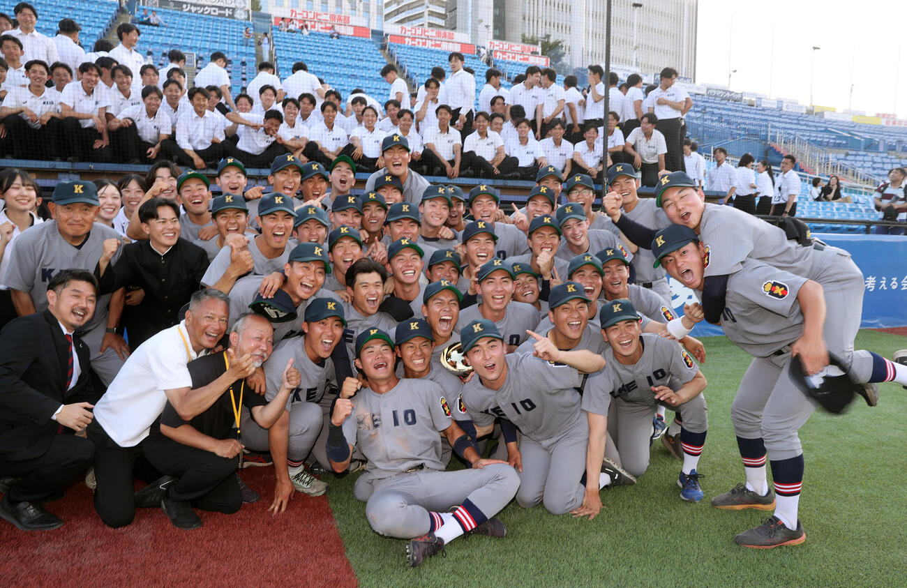 6大学野球　早大対慶大　優勝した慶大ナインは記念撮影する（撮影・柴田隆二）（＝2026年6月1日）