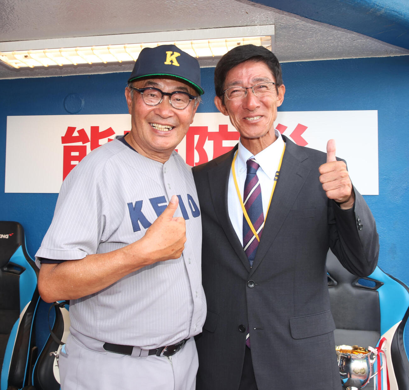 6大学野球　早大対慶大　優勝し慶大・上田誠コーチ（左）と上田和明コーチは記念撮影する（撮影・柴田隆二）（＝2026年6月1日）
