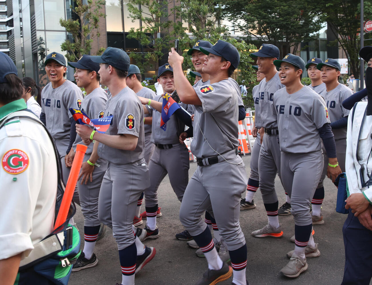 6大学野球　早大対慶大　優勝パレードする慶大ナイン（撮影・柴田隆二）（＝2026年6月1日）