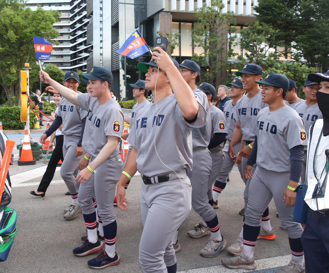 6大学野球　早大対慶大　優勝パレードする慶大ナイン（撮影・柴田隆二）（＝2026年6月1日）