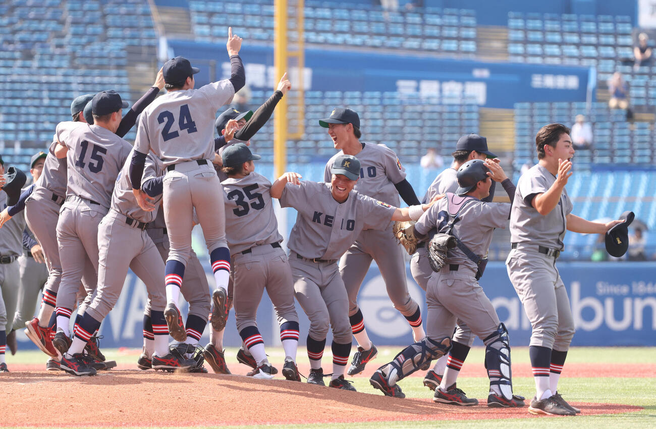 6大学野球　早大対慶大　優勝し喜び合う慶大ナイン（撮影・柴田隆二）（＝2026年6月1日）