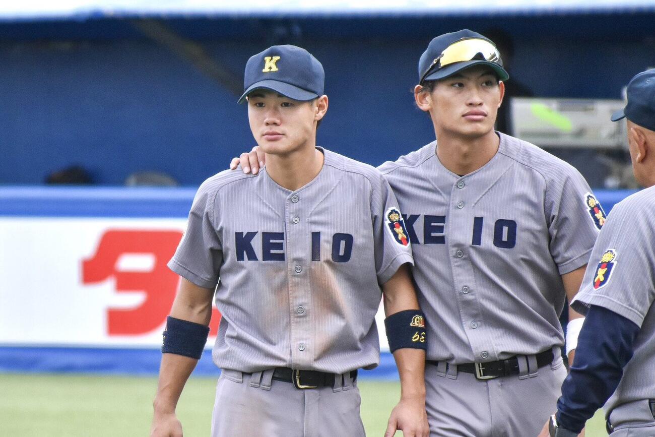 昨年まで慶大でプレーした常松と慶大主将を務める今津（常松提供）