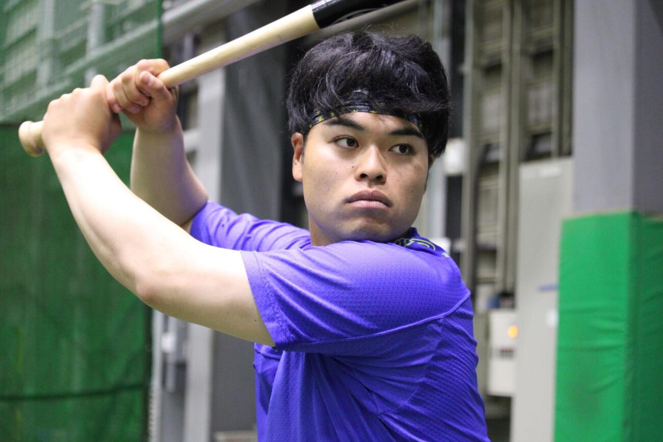 全体練習休日にバットを振り込む西武是沢（撮影・金子真仁）