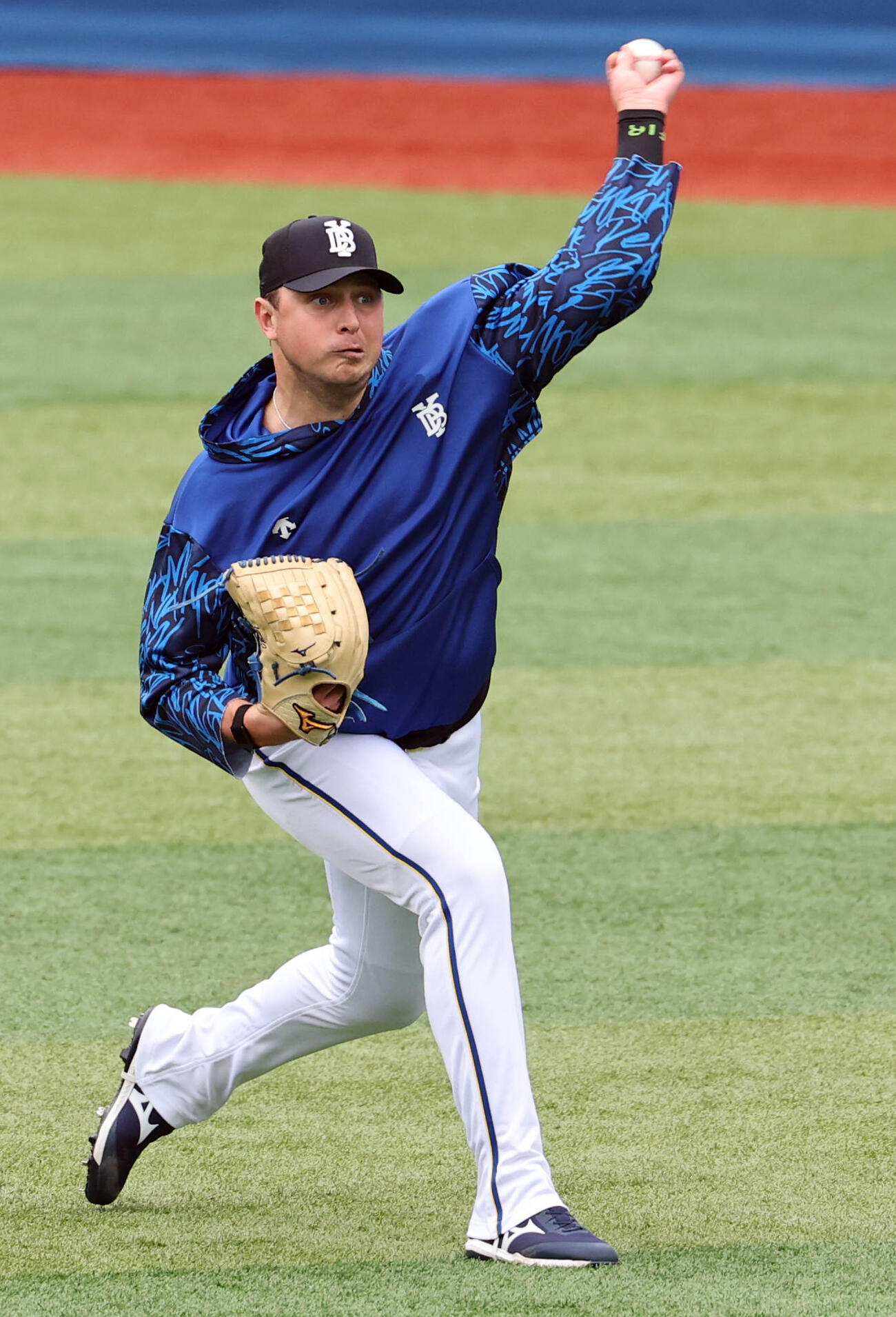 練習でキャッチボールするDeNAコックス（2026年4月撮影）