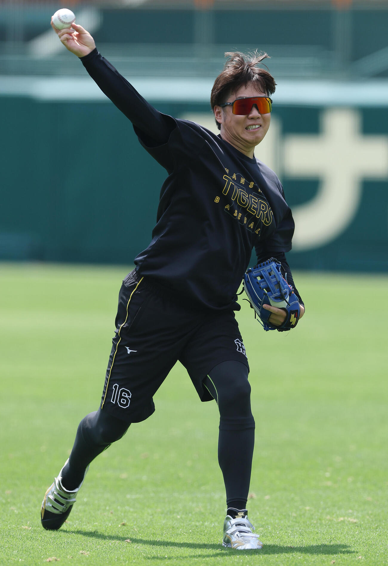 キャッチボールする阪神西勇輝（撮影・前田充）