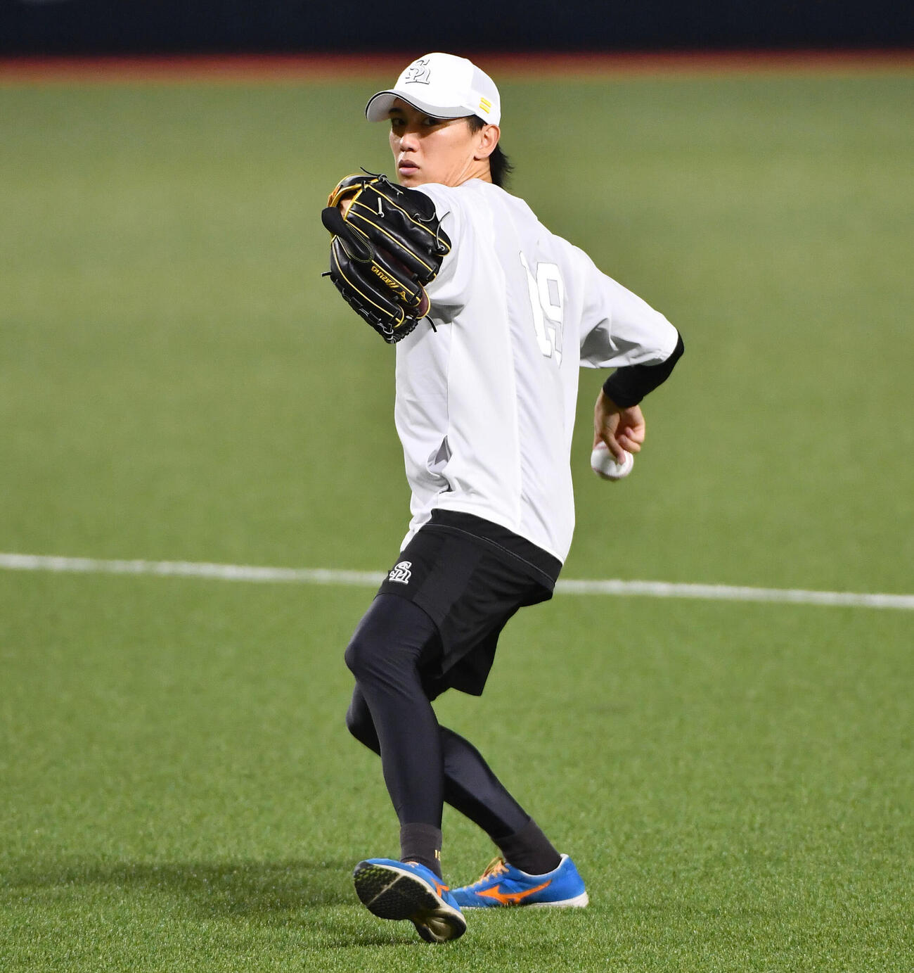 キャッチボールを行うソフトバンク大津亮介（撮影・岩下翔太）