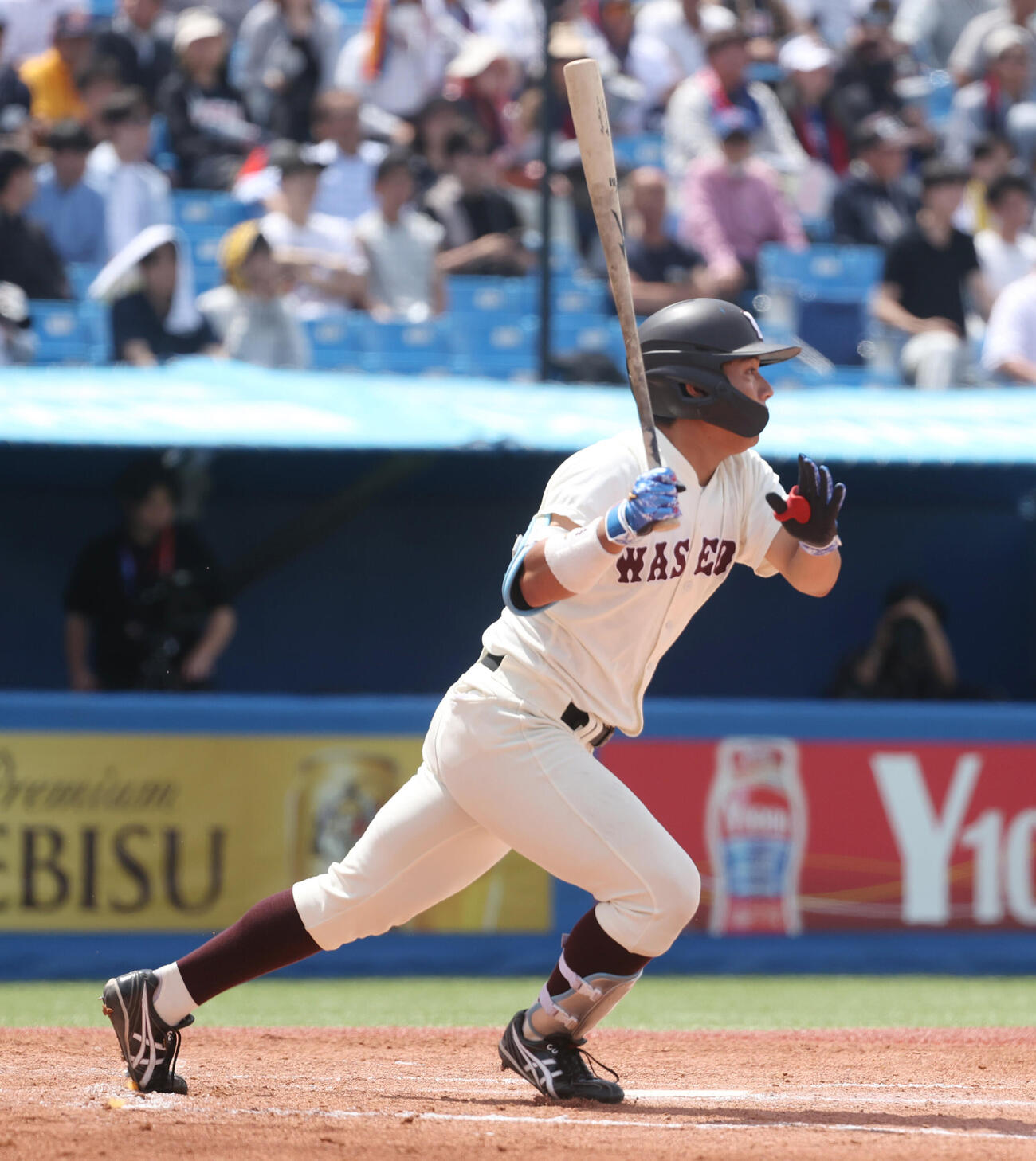 早大対慶大　2回表早大無死、徳丸快晴は中前安打を放つ（撮影・柴田隆二）