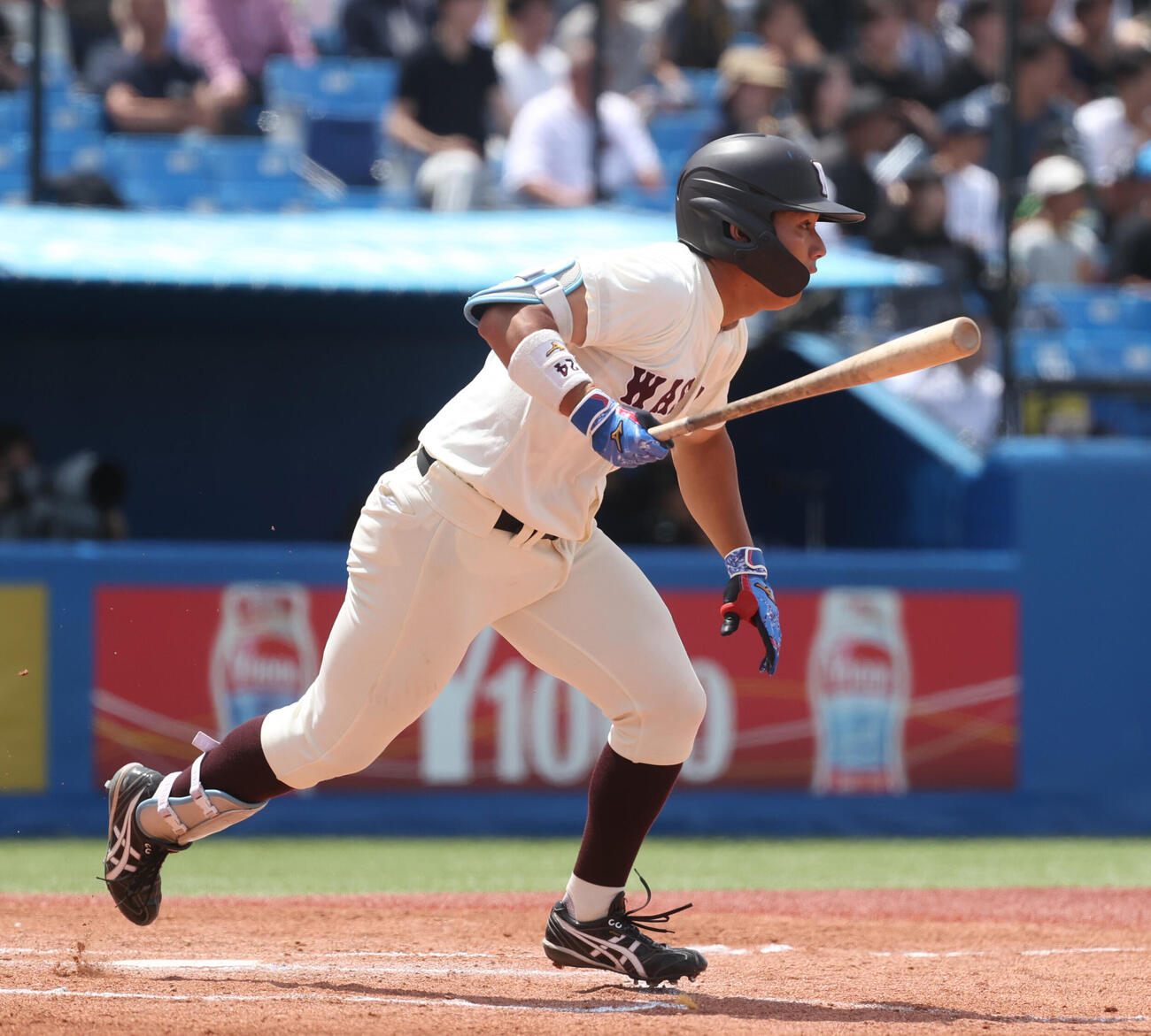早大対慶大　2回表早大無死、徳丸快晴は中前安打を放つ（撮影・柴田隆二）