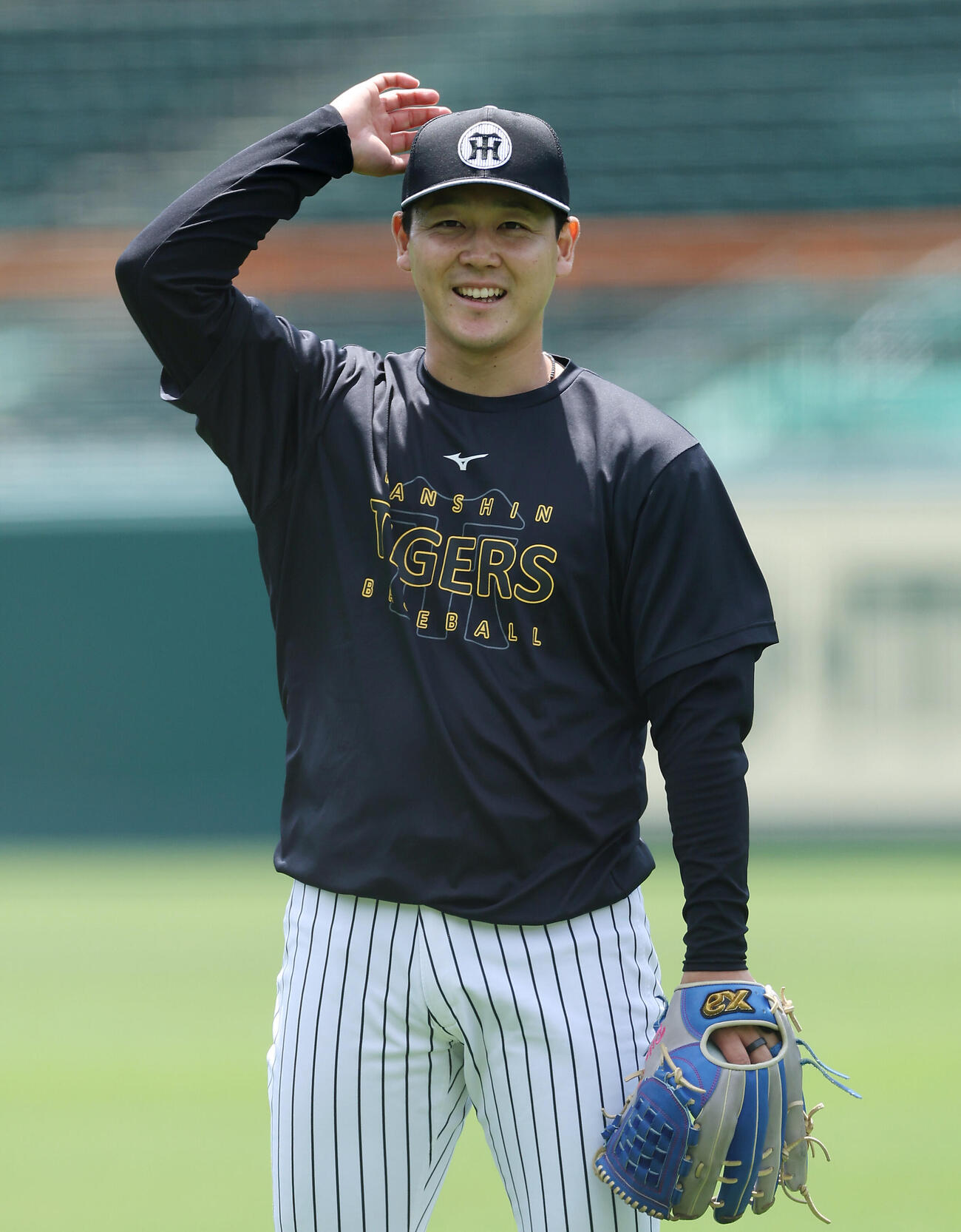 投手指名練習で笑顔を見せる阪神木下里都（撮影・前田充）