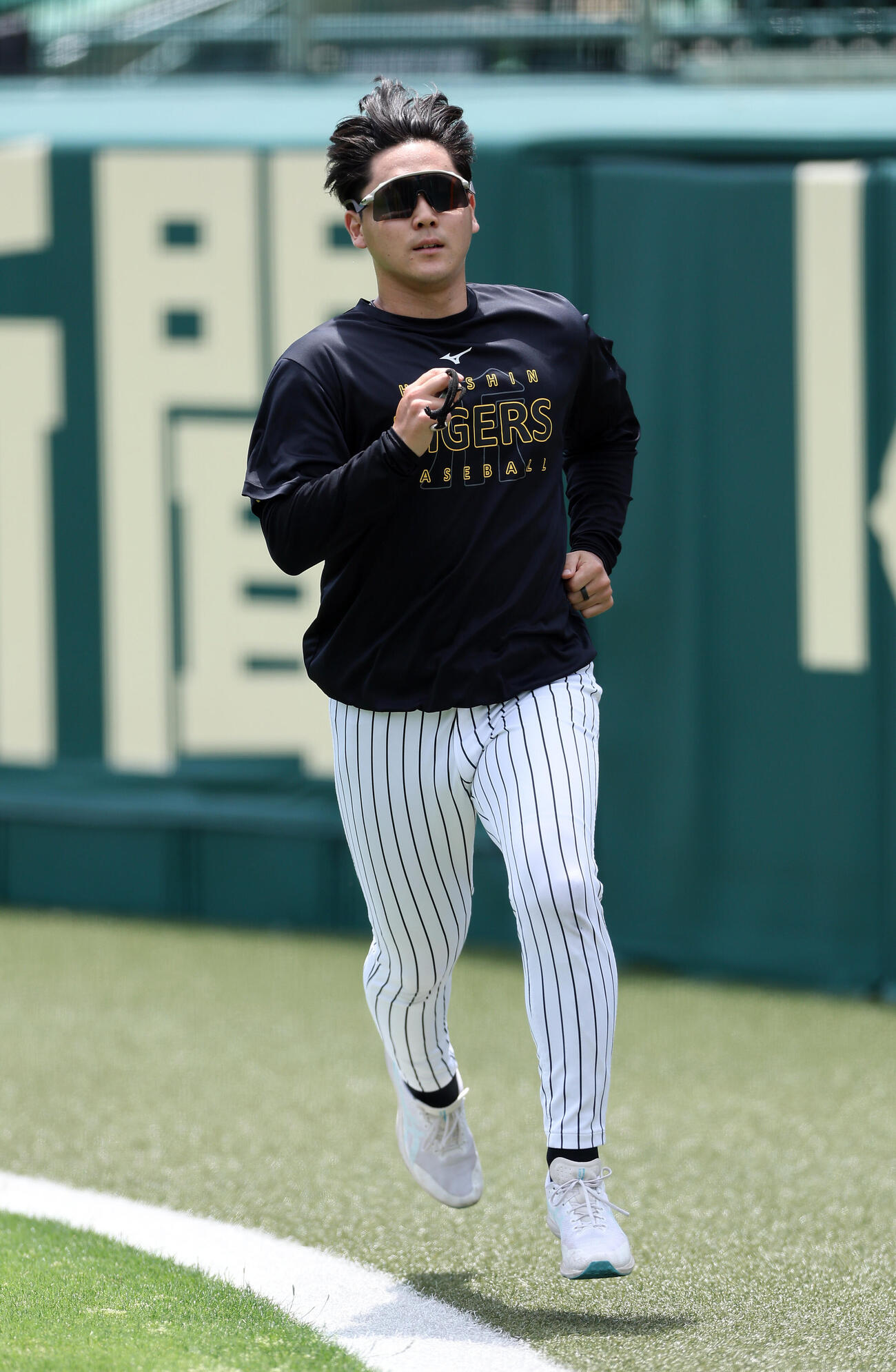 外野で走り込む阪神木下里都（撮影・前田充）