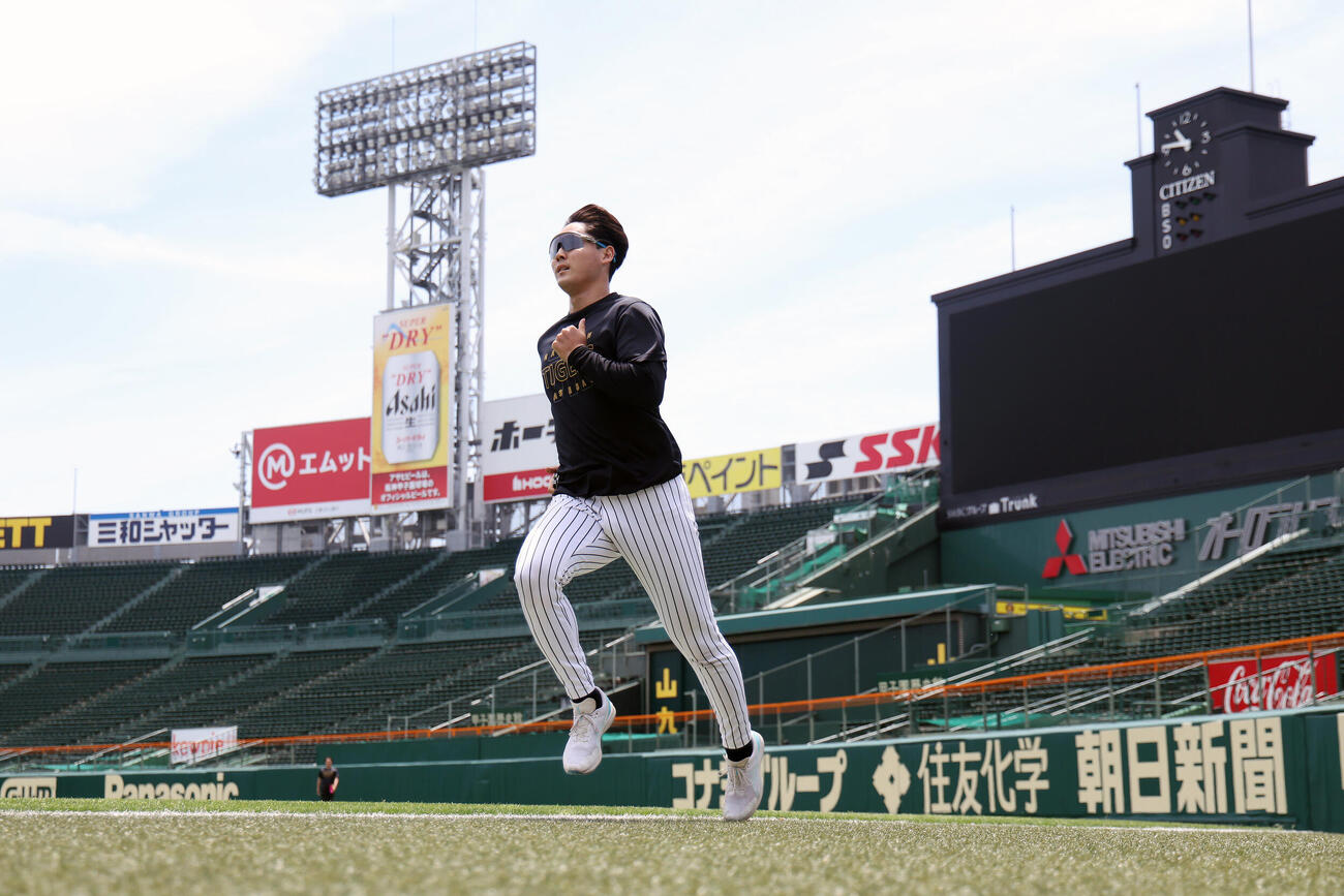 外野で走り込む阪神木下里都（撮影・前田充）