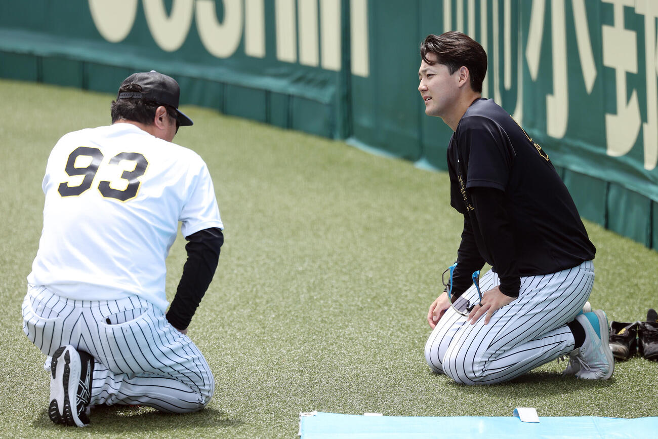 練習後、片山大樹コーチ（左）と話し込む阪神木下里都（撮影・前田充）