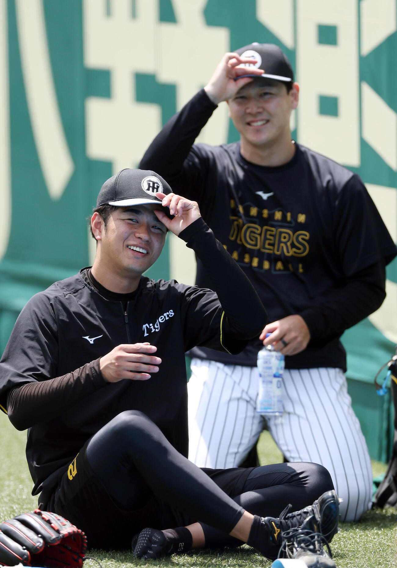 練習の合間に笑顔を見せる阪神高橋遥人（左）と木下里都（撮影・前田充）