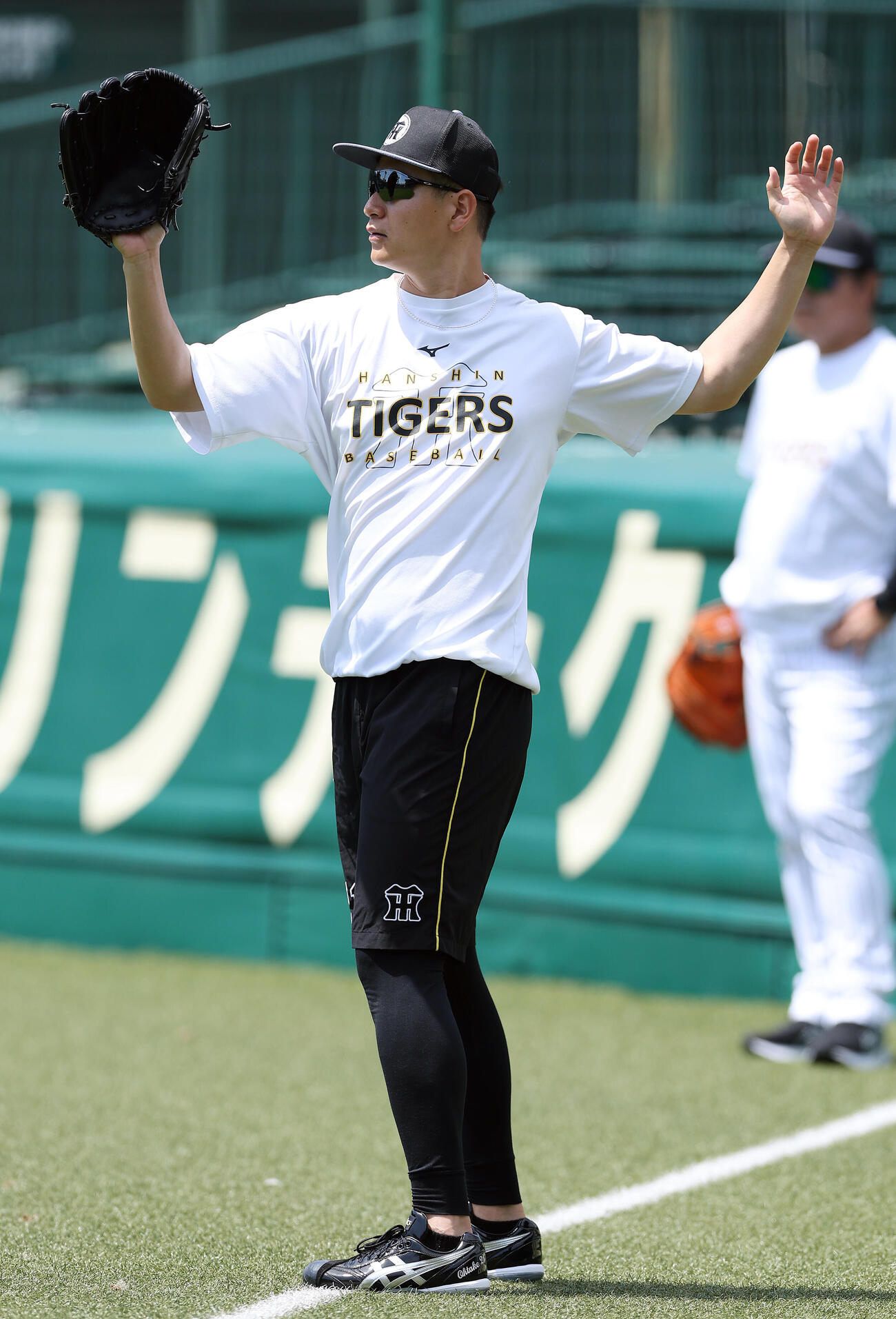 キャッチボールする阪神大竹耕太郎（撮影・前田充）