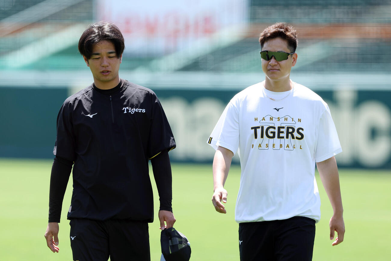 言葉を交わす阪神高橋遥人（左）と大竹耕太郎（撮影・前田充）