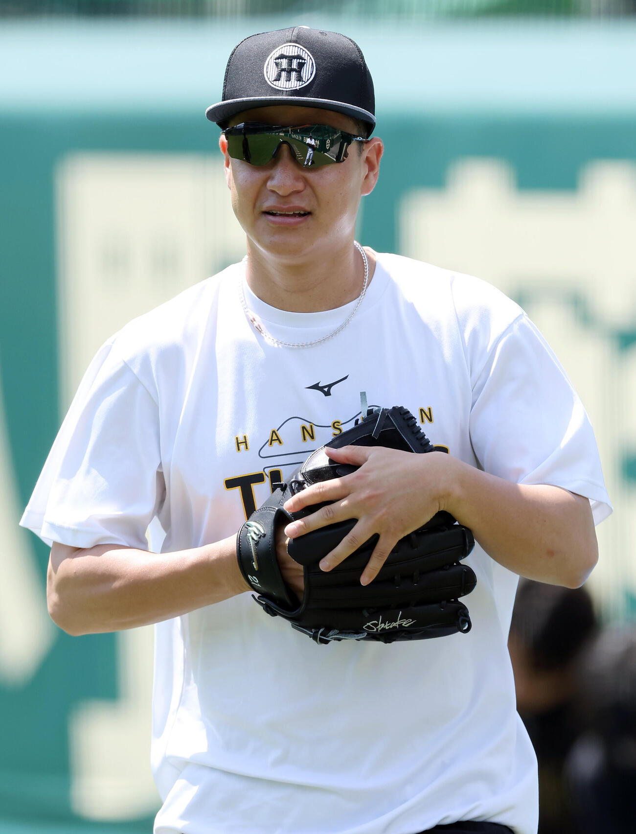 キャッチボールに向かう阪神大竹耕太郎（撮影・前田充）