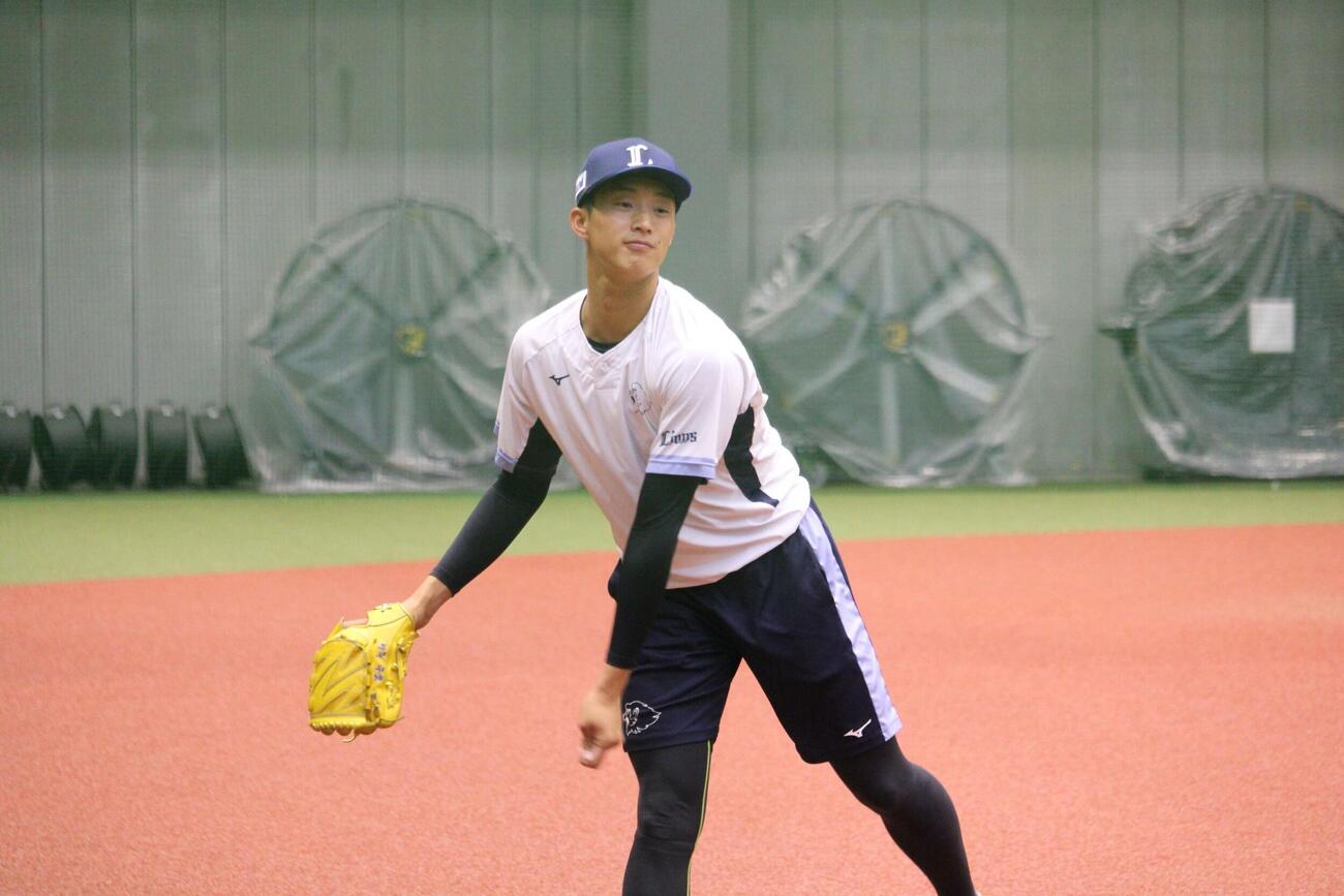 自主練習を行う西武冨士（撮影・金子真仁）