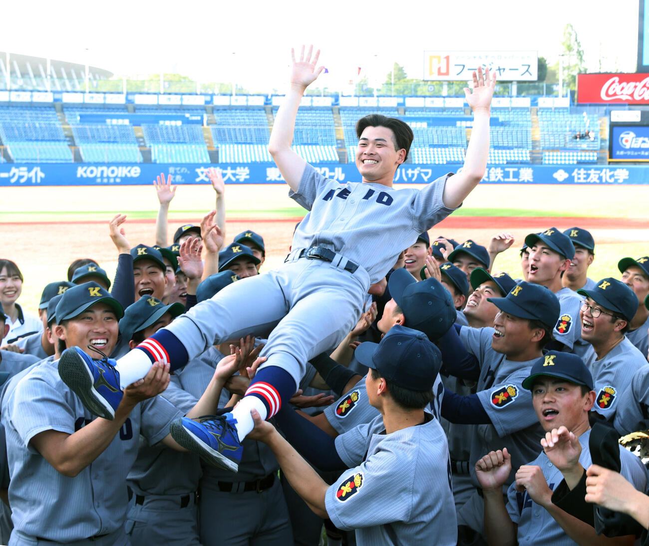 早大対慶大　優勝した慶大ナインは渡辺和大を胴上げする（撮影・柴田隆二）